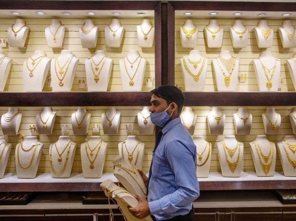 Gold selling at Rs 46,700 per 10 gm, silver trending at Rs 72,000 per kg