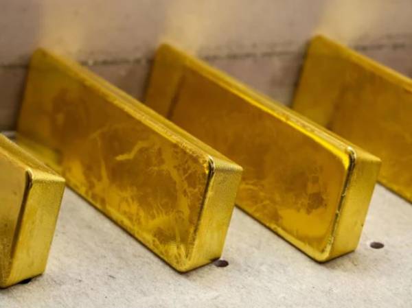 Gold trading at Rs 52,580 per 10 gram; silver selling at Rs 69,400 a kg