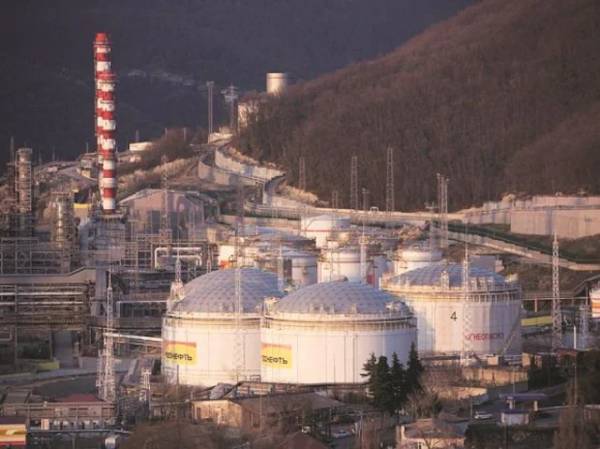 Oil extends losses as Russia pledges to fulfil supply contracts