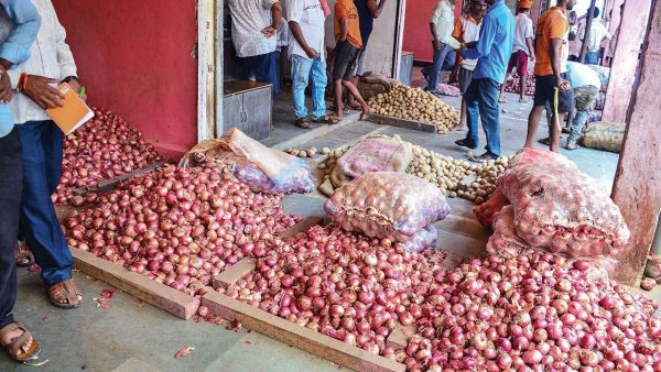 Onion prices reach more than double in few weeks, here's when it will come down