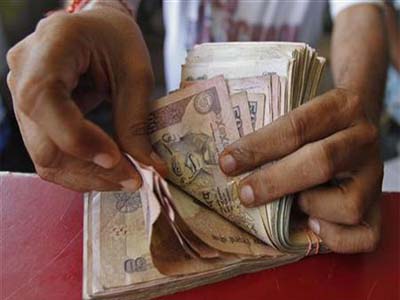 Rupee extends losses vs dollar, down 4 paise to end at 66.89