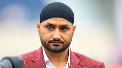 'Curfew is the only option': Harbhajan Singh unhappy after migrant workers gather at Bandra station