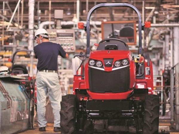 M&M gains 4% as Company to increase prices of PVs, CVs from January 1