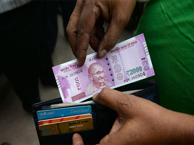 Gujarat: Rs 2.9 lakh bribe paid in new Rs 2000 notes, two port trust officials arrested