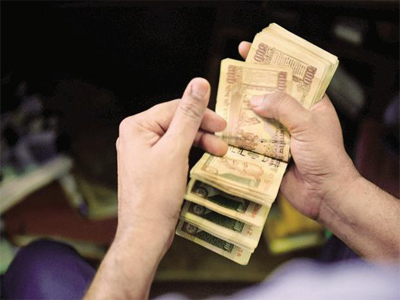 Rupee closes at one-week high