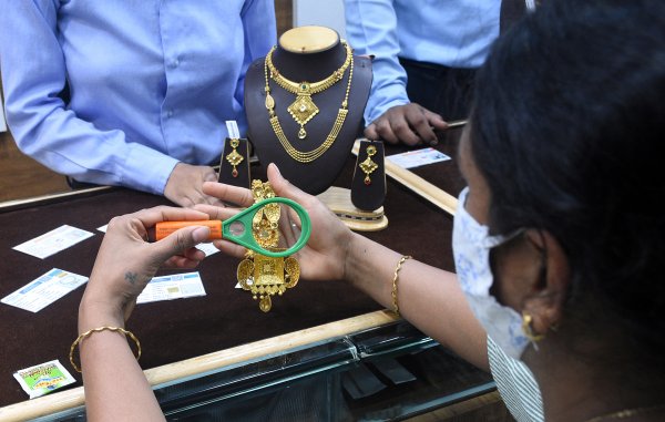 Gold price today at Rs 47,350 per 10 gm, silver trending at Rs 70,300 a kg