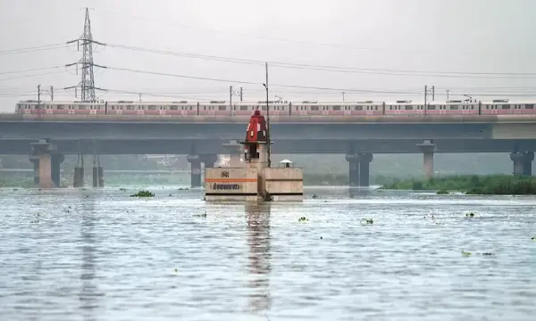 Yamuna's water level at 206.01 m, still flowing above danger mark in Delhi