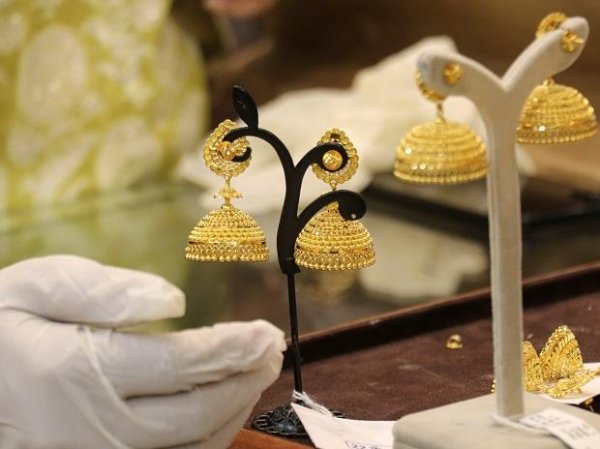 Gold price today at Rs 48,070 per 10 gm, silver selling at Rs 63,360 a kg