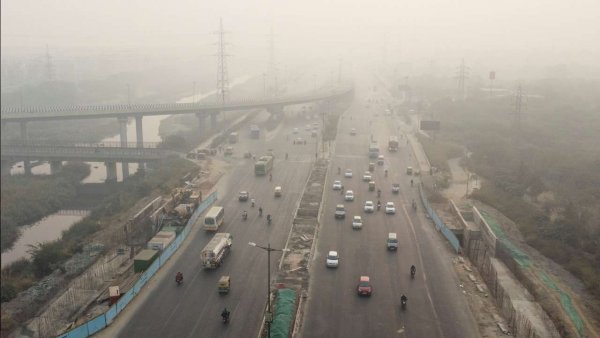 Delhi's air quality oscillates between 'poor' and 'moderate'