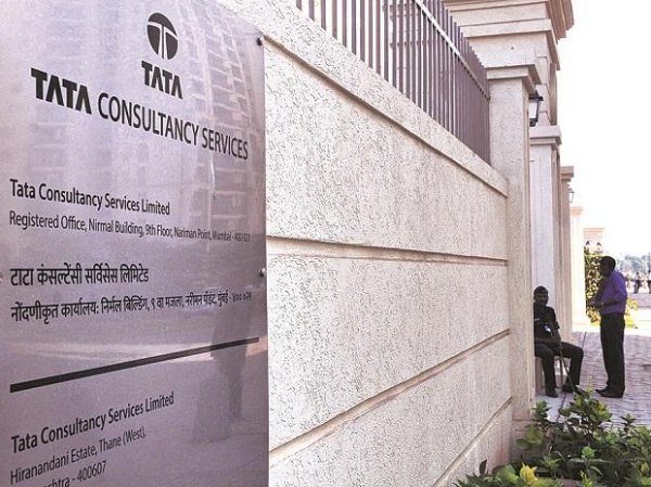 IT shares gain on Accenture's strong performance; Infosys, TCS hit new high