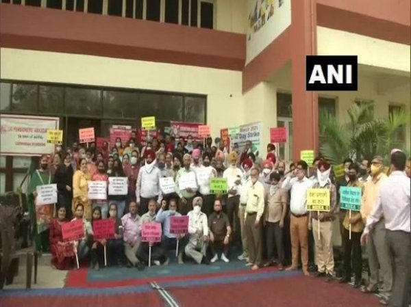 LIC employees protest in Ludhiana against insurance sector's FDI limit hike