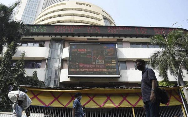 Sensex slumps 372 points; Nifty drops below 17,800; IT, auto stocks weigh