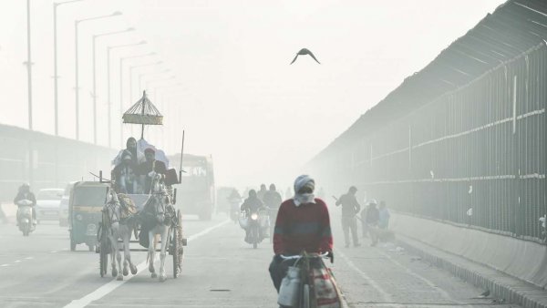 Delhi continues to shiver as mercury drops to 2.7 degree Celsius