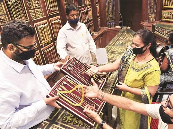 Gold price today at Rs 46,900 per 10 gm, silver trending at Rs 72,600 a kg