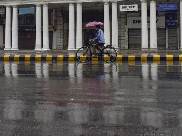 Delhi records minimum temperature of 22.2 degree C, light rains likely