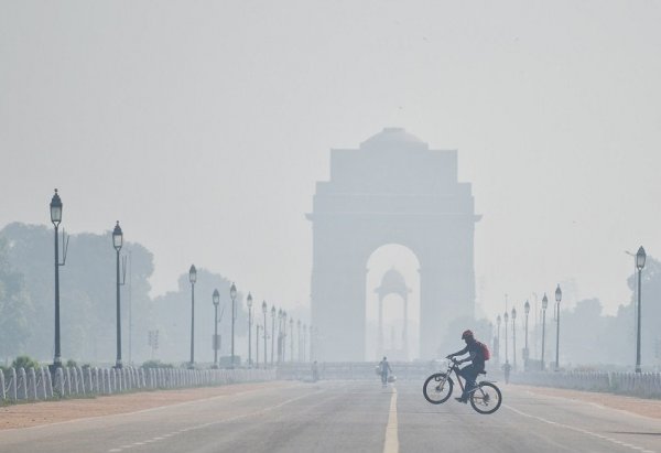 Delhi's air quality remains 'very poor', AQI likely to improve tomorrow