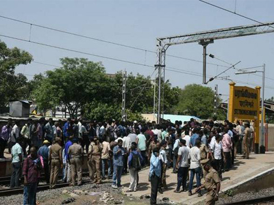 Four travelling on footboard in Chennai local train dead after hitting concrete fence