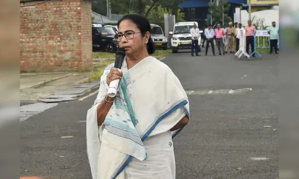 Mamata Banerjee makes surprise visit to protest site of junior doctors