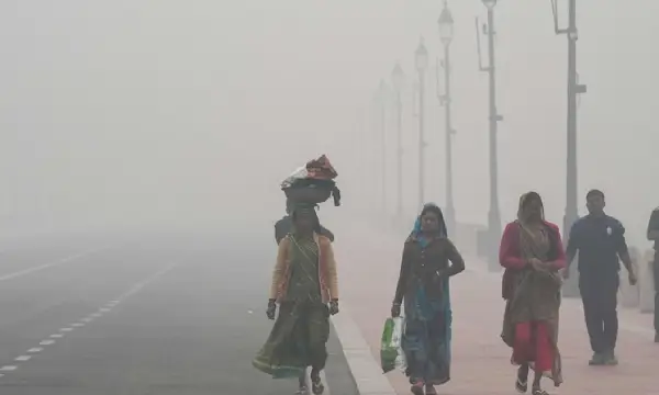 Delhi's air in 'poor' category with AQI of 219, smog covers key NCR areas