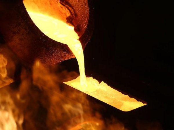 Gold price today at Rs 46,400 per 10 gm, silver trending at 62,200 a kg