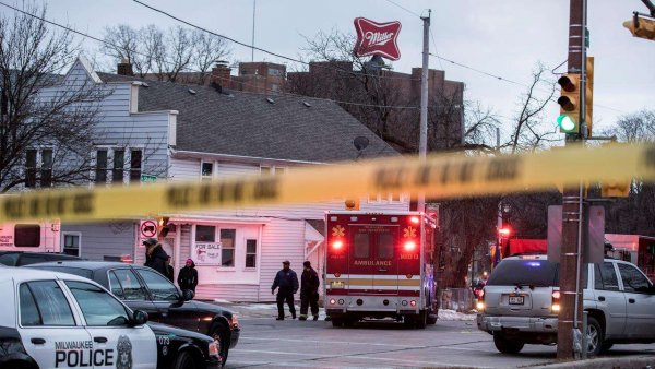 Multiple people injured in shooting at US mall in Wisconsin; suspect at large