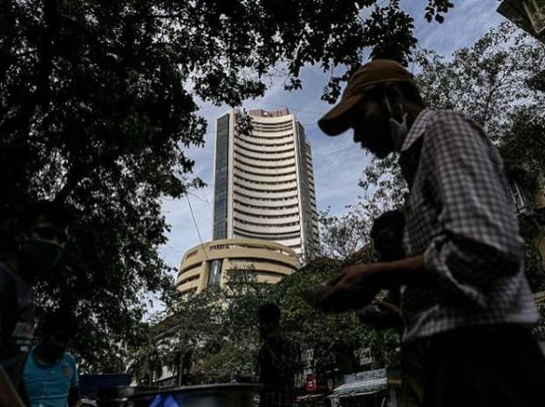 Indian shares fall as oil prices climb; banks, consumer companies weigh