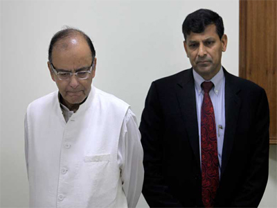 RBI governor Rajan meets FM Jaitley ahead of August monetary policy review