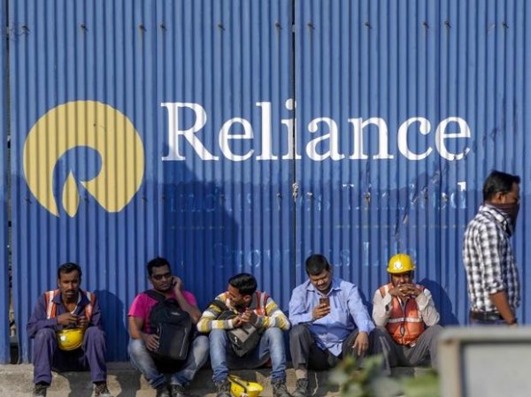 Reliance Industries gains 2% on plans to hive off O2C business