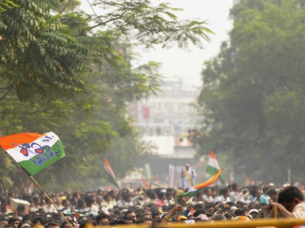 EC bans rallies in Bengal; restricts public meets to max 500 people