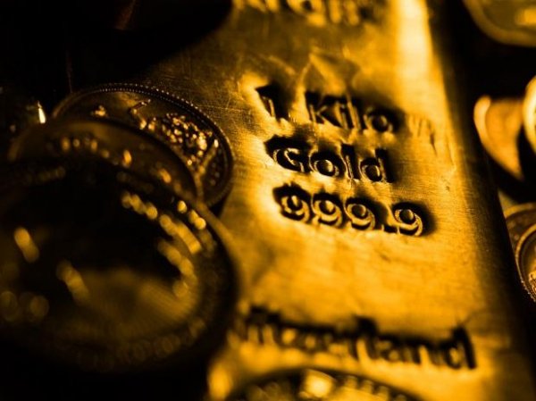 Gold price inches up to Rs 46,950 per 10 gm, silver trends at Rs 70,500/ kg