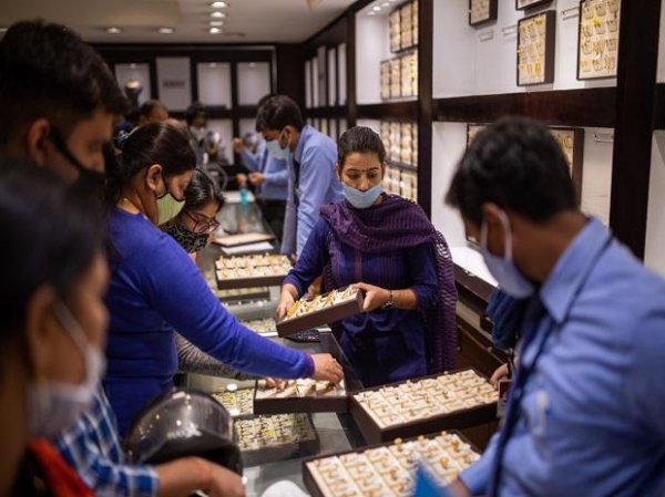 Gold price today at Rs 46,150 per 10 gm, silver trending at Rs 67,900 a kg