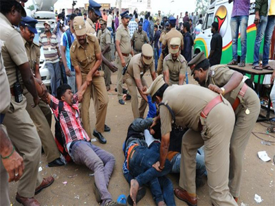 Jallikattu: Chennai police under fire after Kamal Haasan, others tweet video of cop setting auto ablaze