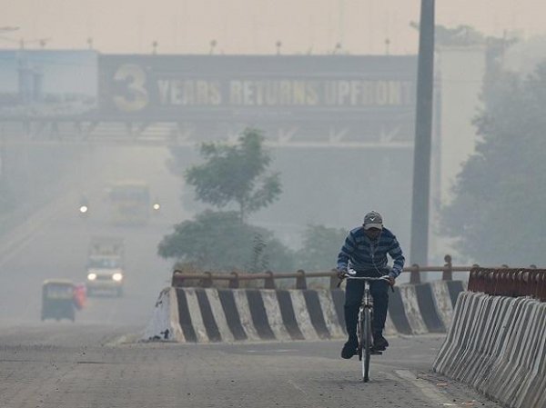 Delhi's air quality slides to 'very poor' category, AQI registered at 303