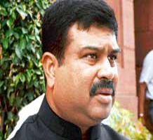 Oil minister reviews readiness for re-launch of DBT in LPG scheme