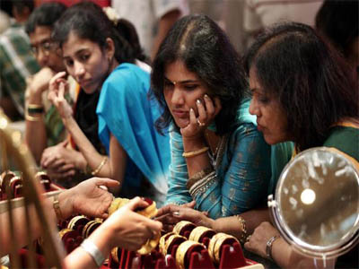 Gold tumbles Rs260 on weak global cues