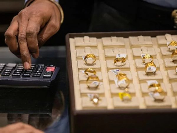 Gold trading at Rs 49,640 per 10 gm today; silver price at Rs 63,200/kg