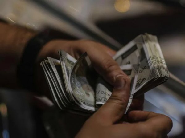 Rupee crashes 40 paise to 75.73 against US dollar in early trade