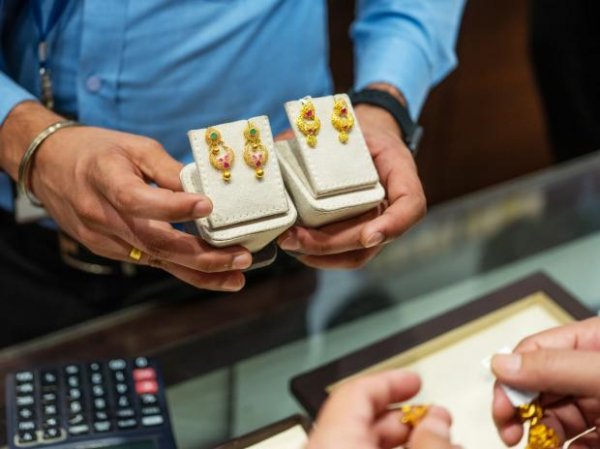 Gold trading at Rs 47,580 per 10 gm today, silver at Rs 60,700 a kg