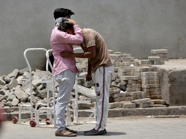 India records biggest single-day spike with 386,452 new coronavirus cases