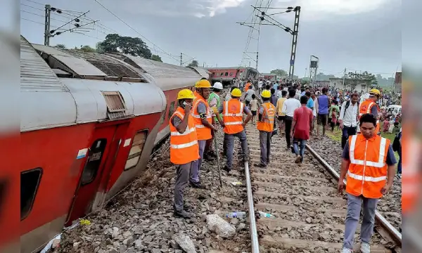 2 killed, 20 injured as 18 coaches of Mumbai-Howrah Mail derail in J'khand