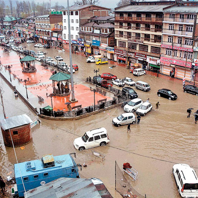 Kashmir floods LIVE: Many feared dead as houses collapse in Budgam, 100 NDRF personnel rushed in