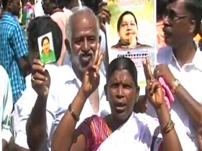 AIADMK cadres begin celebrations as Jayalalithaa set to win RK Nagar byelection with a thumping margin