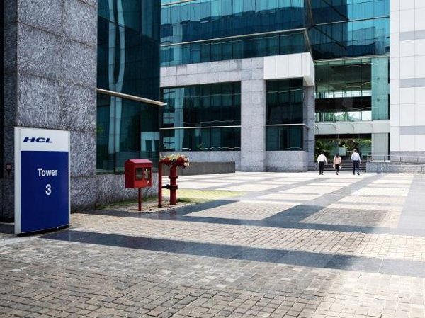 HCL Technologies hits new high; stock surges 16% in one month