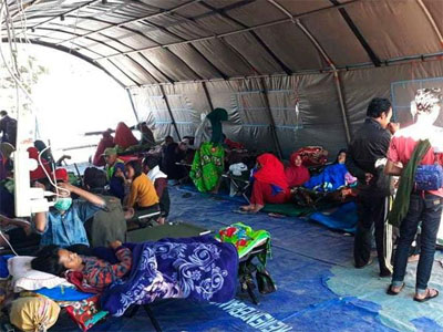 Indonesia earthquake: nearly 500 hikers evacuated from volcano