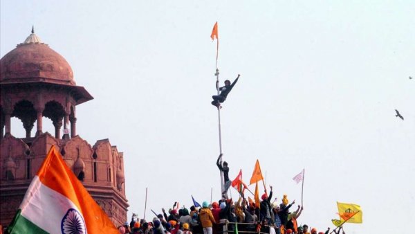 One arrested for raising 'Nishan Sahib' at Red Fort on Republic Day amid tractor rally