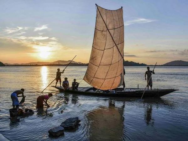 Sri Lankan Navy arrests 12 Indian fishermen from Tamil Nadu: Report