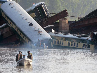 Pakistan train accident: 19 bodies recovered from canal