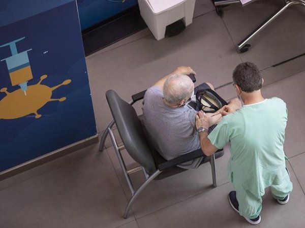 Tourists coming to US for Covid-19 vaccine, says US airport official