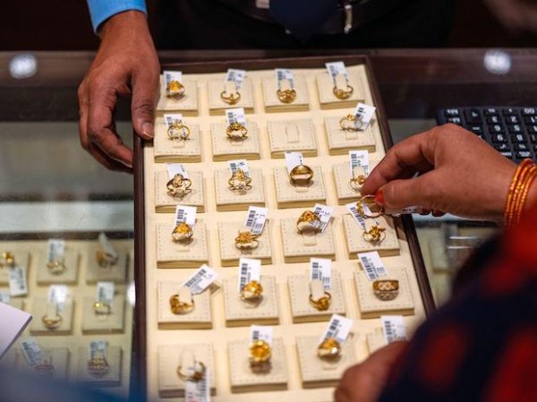 Gold price today at Rs 46,970 per 10 gm, silver trending at Rs 67,600 a kg