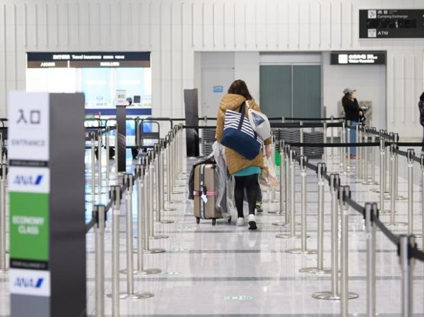 US Covid-19 cases hit 6-month high, mulls jabs for foreign travelers